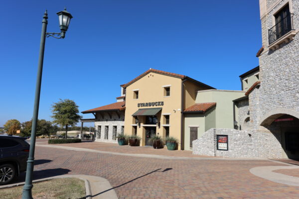 813578648-entrada-westlake-starbucks